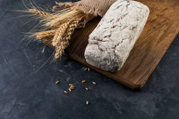 Pane e spighe di grano — Foto Stock