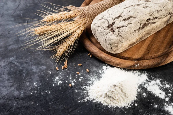 Pane e spighe di grano — Foto Stock