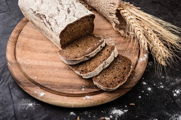 Pane e spighe di grano — Foto Stock