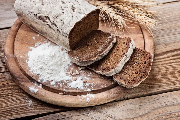 Bröd och vete öron — Stockfoto