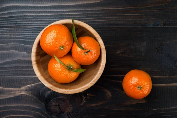 健康橙果在一个碗上的木制乡村背景 顶部视图 — 图库照片