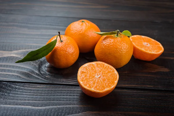 健康的橙色水果在一个木制的乡村背景 — 图库照片