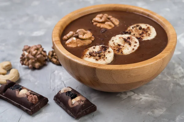 Batido Chocolate Tazón Con Plátano Nueces Sobre Fondo Piedra Gris — Foto de Stock