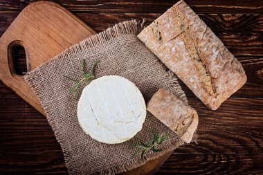 ciabatta ekmeği ahşap arka plan, üstten görünüm camembert peyniri ile