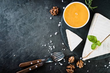 Taze brie peyniri ceviz ve ballı karanlık taş zemin, üstten görünüm