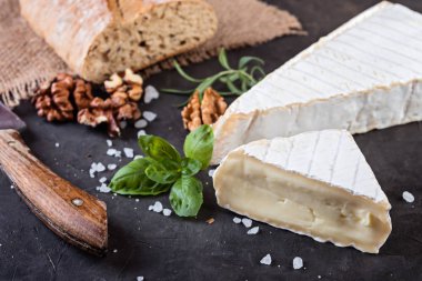 Ciabatta karanlık taş zemin üzerine taze brie peyniri