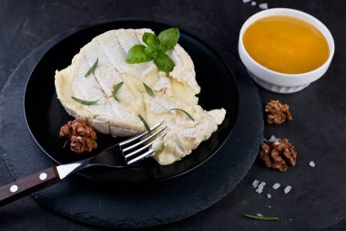 Camembert peyniri ile fındık ve bal. Seçici odak