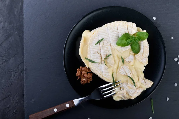 Formaggio Camembert Con Noci Posa Piatta — Foto Stock