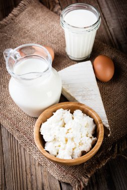 Rustik ahşap masa üzerinde lezzetli süt ürünleri