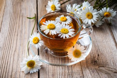 Çiçek papatya (papatya) ve rustik arka plan üzerinde papatya çayı fincan