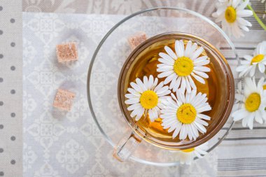 Papatya çayı rustik tablo, üstten görünüm