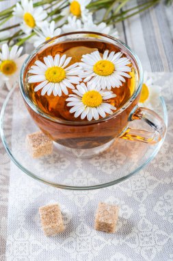 Çiçek papatya (papatya) ve rustik arka plan üzerinde papatya çayı fincan