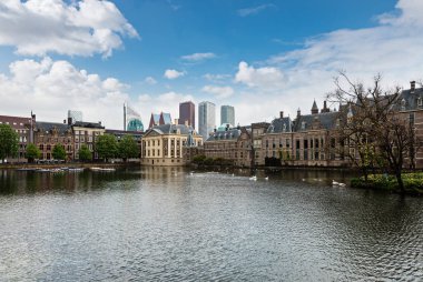 Panoramik Binnenhof Parlamentosu ile modern gökdelenler, Lahey, Den Haag, Hollanda