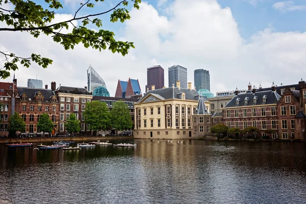 Binnenhof Parlamento Con Grattacieli Moderni Aia Den Haag Paesi Bassi Foto Stock Royalty Free