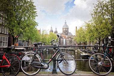 Motosiklet köprü üzerinden Amsterdam kanal, Amsterdam, Hollanda