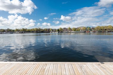 Panoramik kent ve tarihi evlerin Amsterdam ' ın ünlü turistik şehir, Hollanda