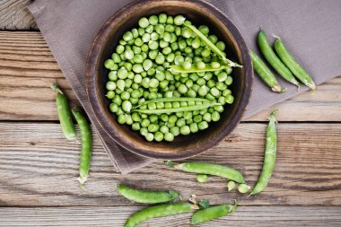 Rustik ahşap masa, üstten görünüm üzerinde ahşap kase bezelye