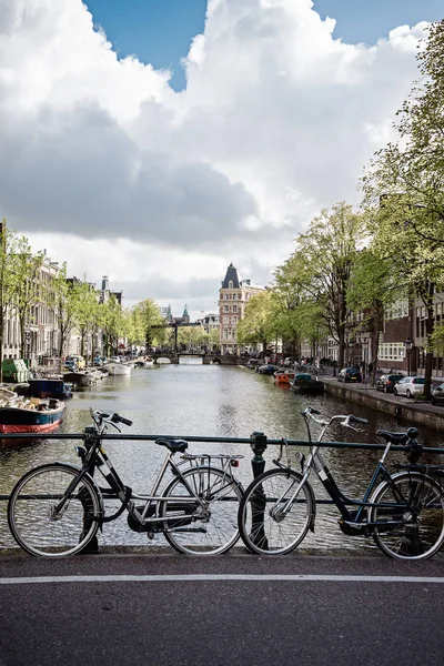 Fietsen Brug Gracht Van Amsterdam Amsterdam Nederland — Stockfoto