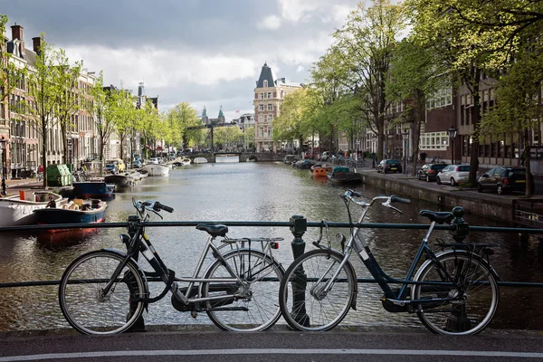 Fietsen Brug Gracht Van Amsterdam Amsterdam Nederland — Stockfoto