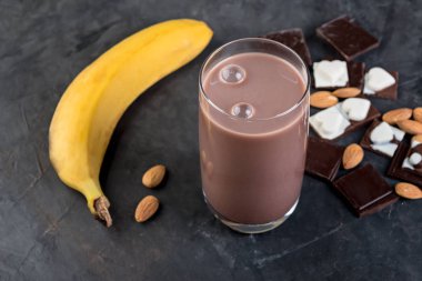 Muz ve fındık karanlık bir tablo ile çikolata güler yüzlü.