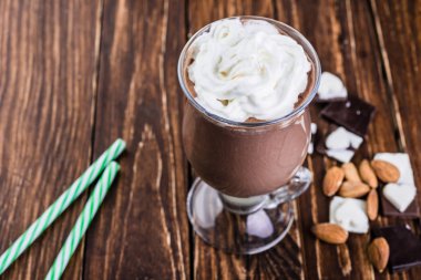 Ahşap bir masa üzerinde fındıklı çikolata muz smoothie.