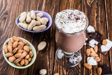 Ahşap bir masa üzerinde fındıklı çikolata muz smoothie.