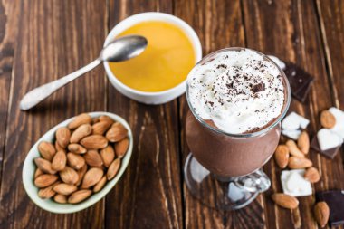 Ahşap bir masa üzerinde fındıklı çikolata muz smoothie.