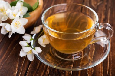 Rustik ahşap adam Yasemin çiçekleri ile Yasemin çayı