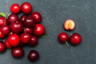 Ahşap zemin üzerinde taze erikler