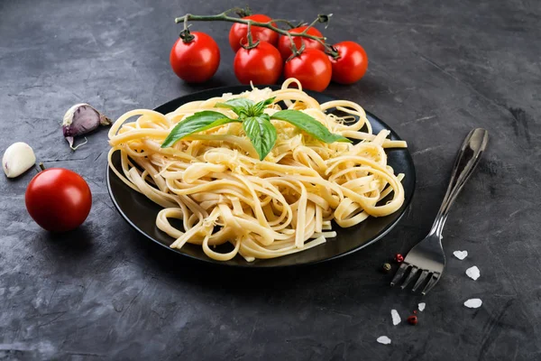 Italian Spaghetti Bolognese Sauce Meat Cheese Fresh Tomatoes Basil Homemade — Stock Photo, Image