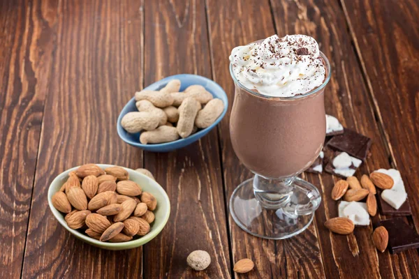 Milkshake Casero Batido Con Nueces Trozos Chocolate Mesa Madera Rústica — Foto de Stock