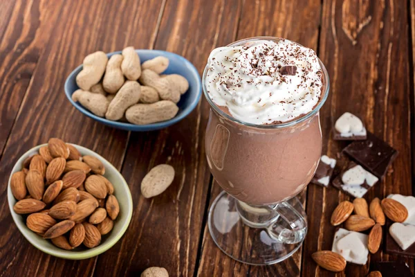 Milkshake Casero Batido Con Nueces Trozos Chocolate Mesa Madera Rústica — Foto de Stock