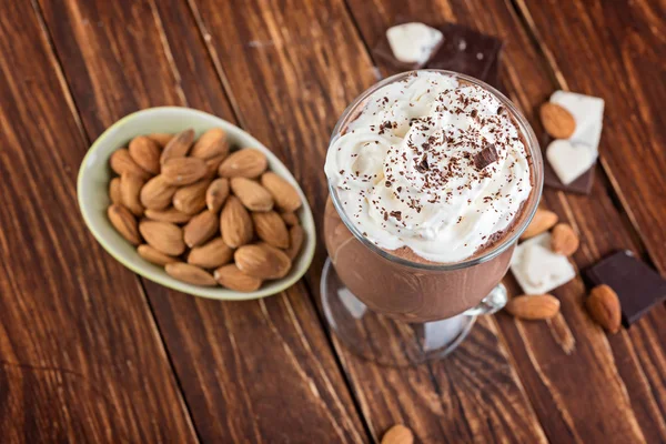 Milkshake Casero Batido Con Nueces Trozos Chocolate Mesa Madera Rústica — Foto de Stock