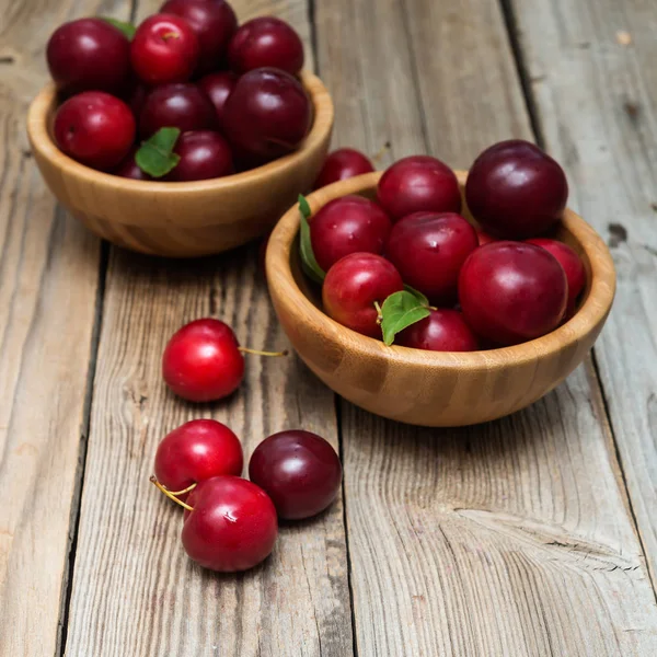 Prugne Fresche Ciotole Fondo Legno — Foto Stock