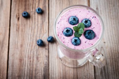 Blueberry smoothie rustik tablo taze çilek ile