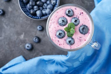 Blueberry smoothie karanlık bir arka plan üzerinde taze çilek ile