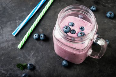 Blueberry smoothie karanlık tablo taze çilek ile