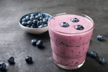Blueberry smoothie karanlık tablo taze çilek ile