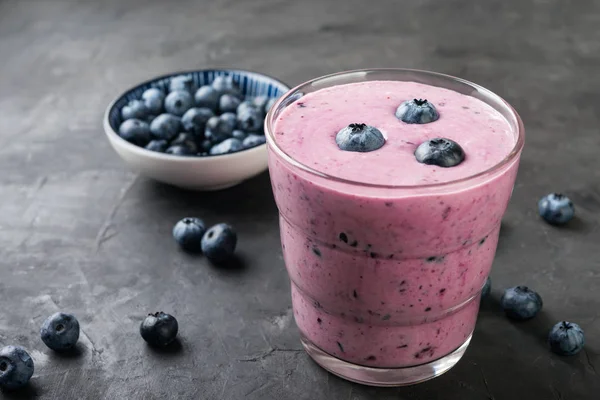 Blaubeer Smoothie Mit Frischen Beeren Auf Dunklem Tisch Stockfoto