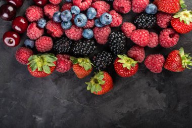 Taze meyveleri koyu arka plan, boşaltmak, üstten görünüm, sağlıklı gıda kavramı