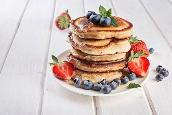 Pfannkuchen Stapel Mit Beeren Und Honig — Stockfoto