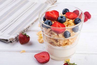 Sağlıklı Kahvaltı, şişeler ve çilek, seçici odak ile yoğurt
