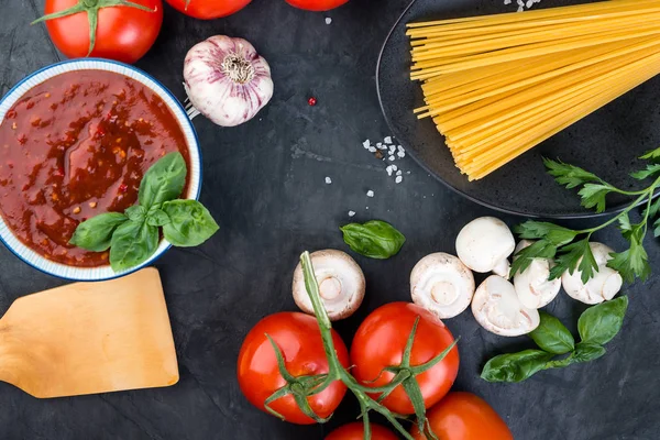 Italian Pasta Tomatoes Ingredients Cooking Dark Background Top View — Stock Photo, Image