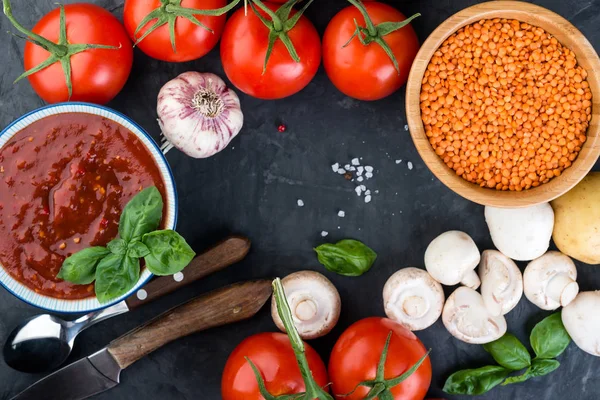 Linzen Met Tomaten Saus Groenten Voor Het Smakelijke Koken Donkere — Stockfoto