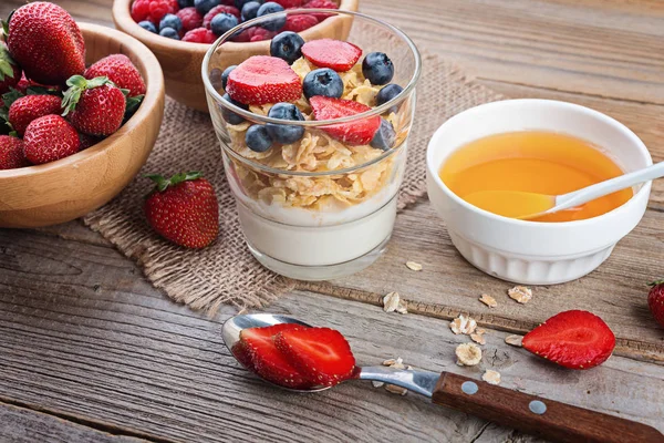 Gesundes Frühstück Joghurt Mit Flaschen Honig Und Beeren Auf Rustikalem lizenzfreie Stockbilder