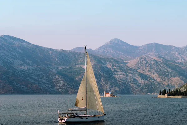 Yate Cerca Bahía Kotor Isla Con Monasterio Montenegro — Foto de Stock