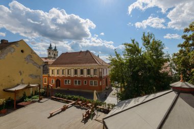 Panoramik bir eğri Kalesi ve çatılar, Macaristan