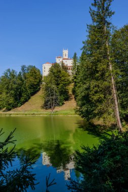 Castle Trakoscan yansıması gölde Zagorje bölge, Hırvatistan ile