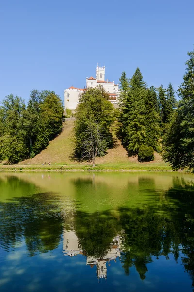 Castillo Trakoscan Con Reflexión Sobre Lago Zagorje Croacia — Foto de Stock