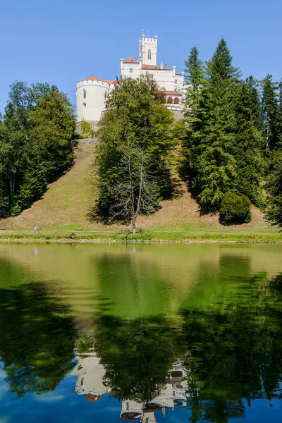 Castle Trakoscan yansıması gölde Zagorje bölge, Hırvatistan ile